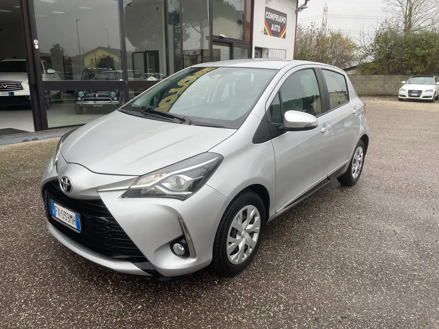 Toyota Yaris Yaris III 2017 5p 1.0 Business Argent - 1