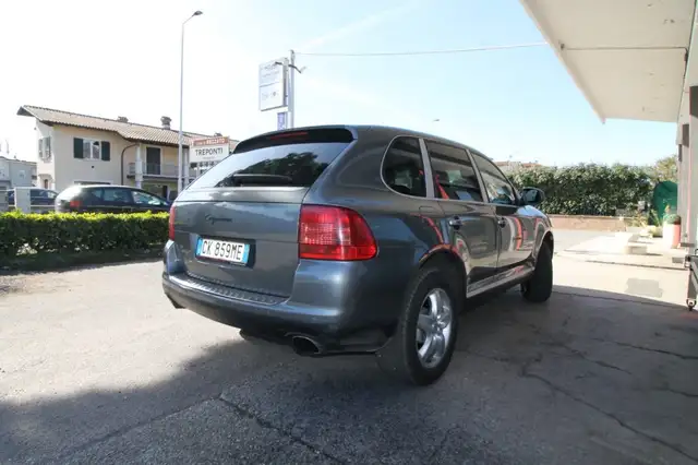 Porsche Cayenne view 3