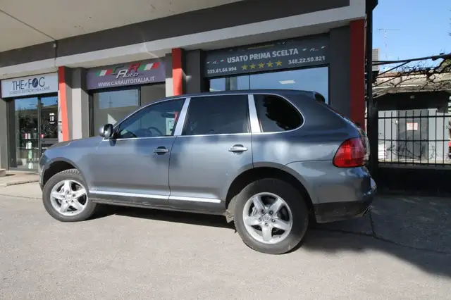 Porsche Cayenne view 4