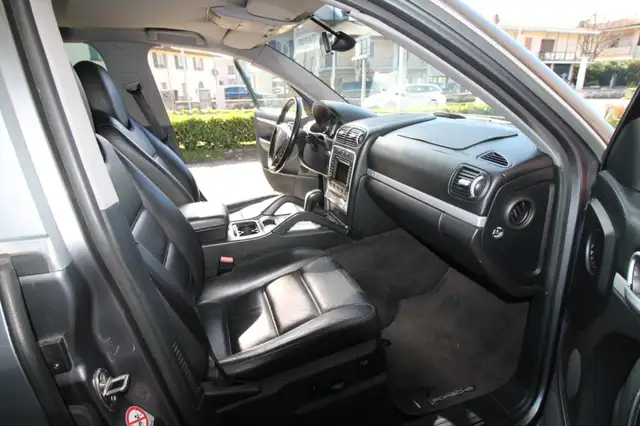 Porsche Cayenne view 14
