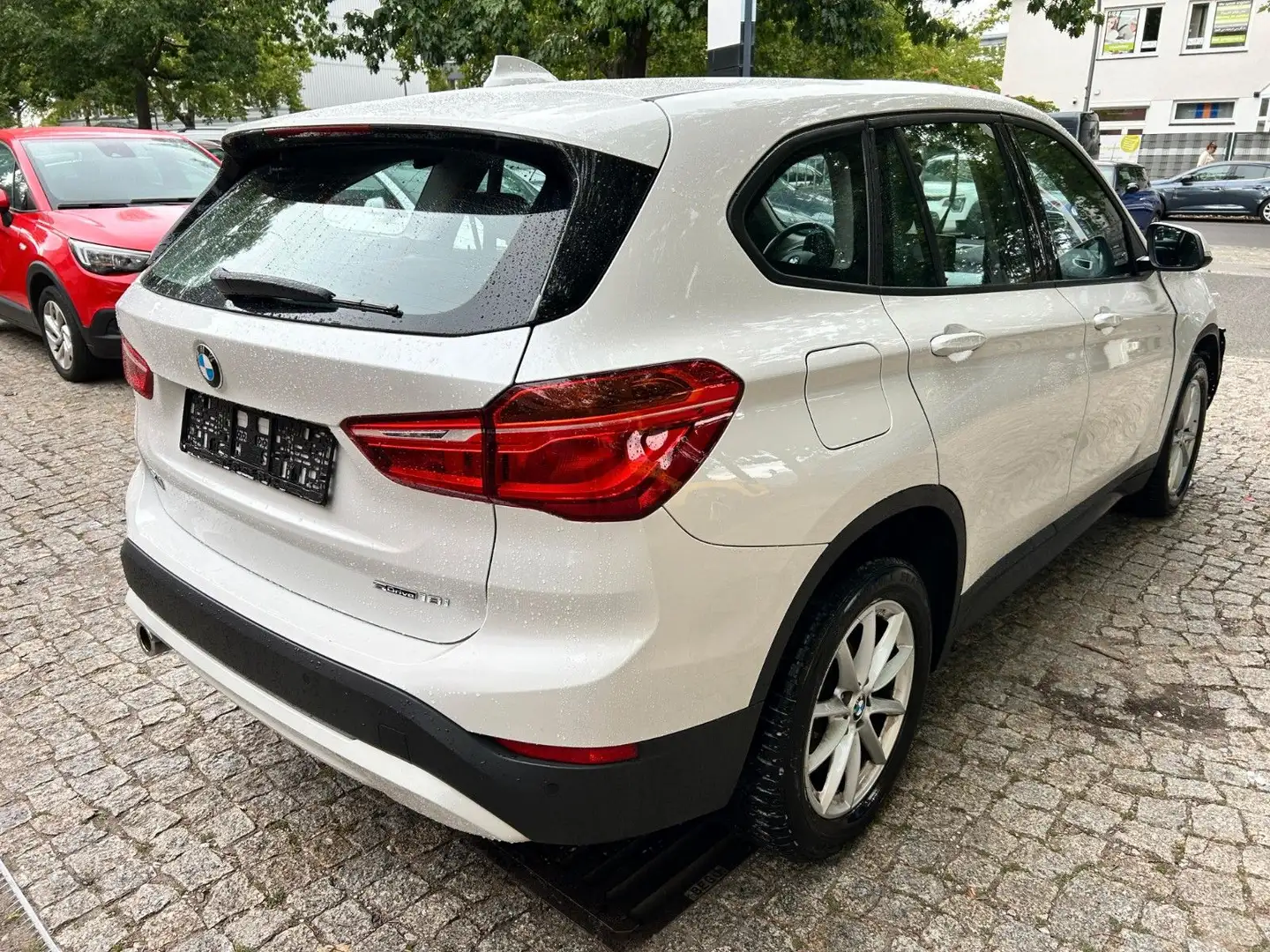 BMW X1 sDrive 18 i Advantage Automatik Weiß - 2