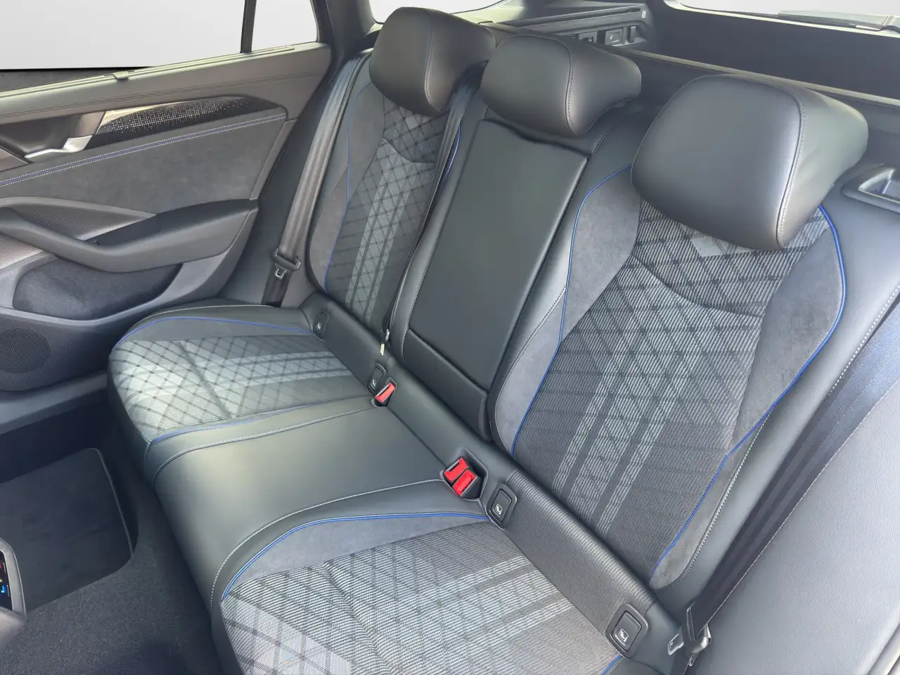 Volkswagen Passat Variant 2.0 TDI DSG 4M R-Line 12