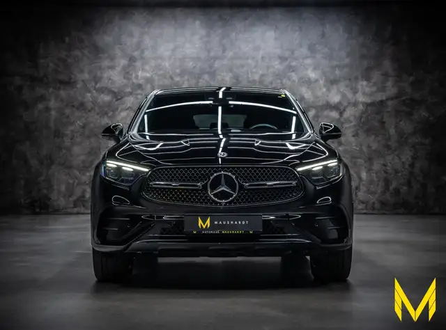 Mercedes-Benz 220 view 2