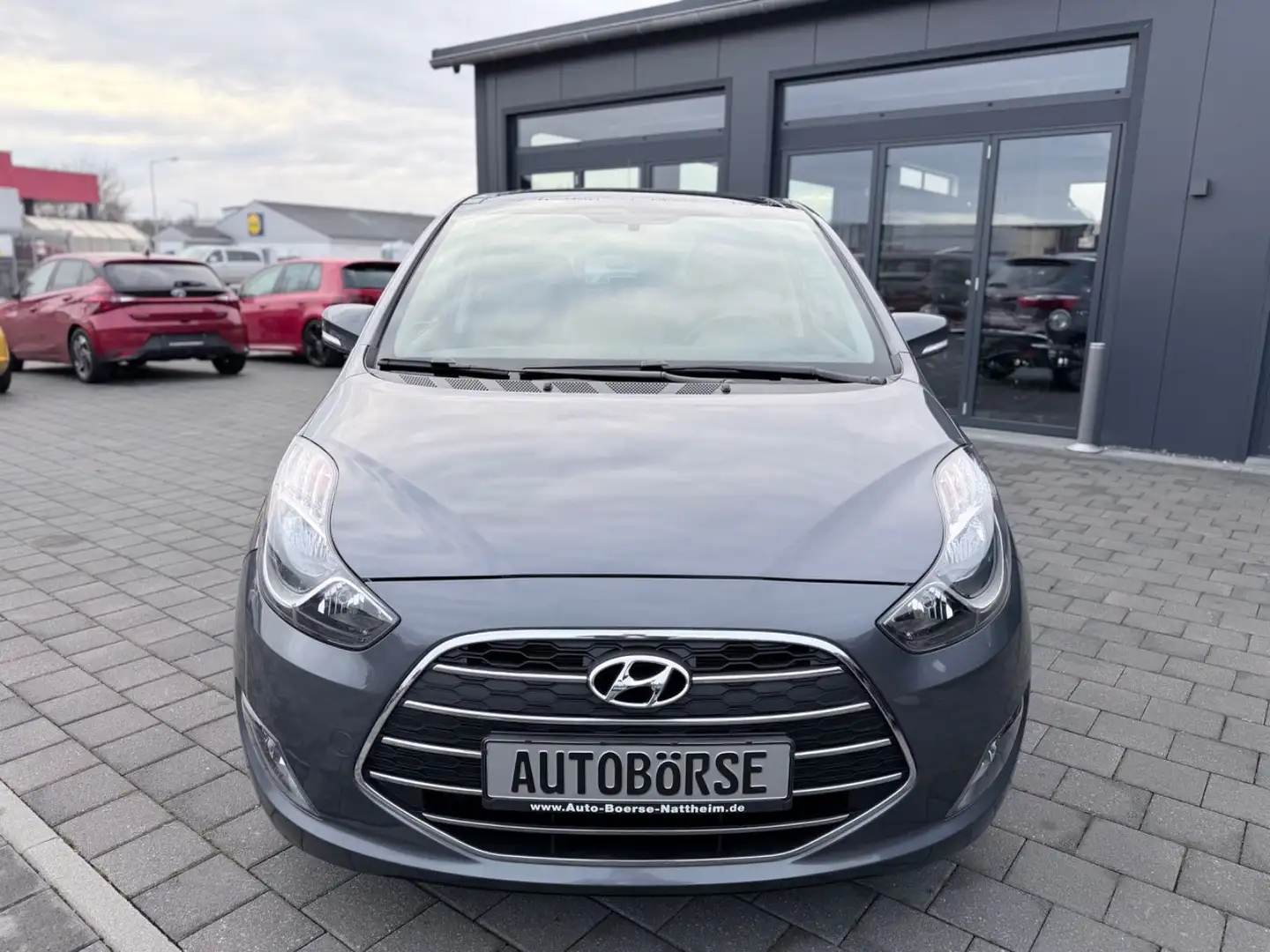 Hyundai iX20 blue Space Plus*SZH*PANO Grau - 2