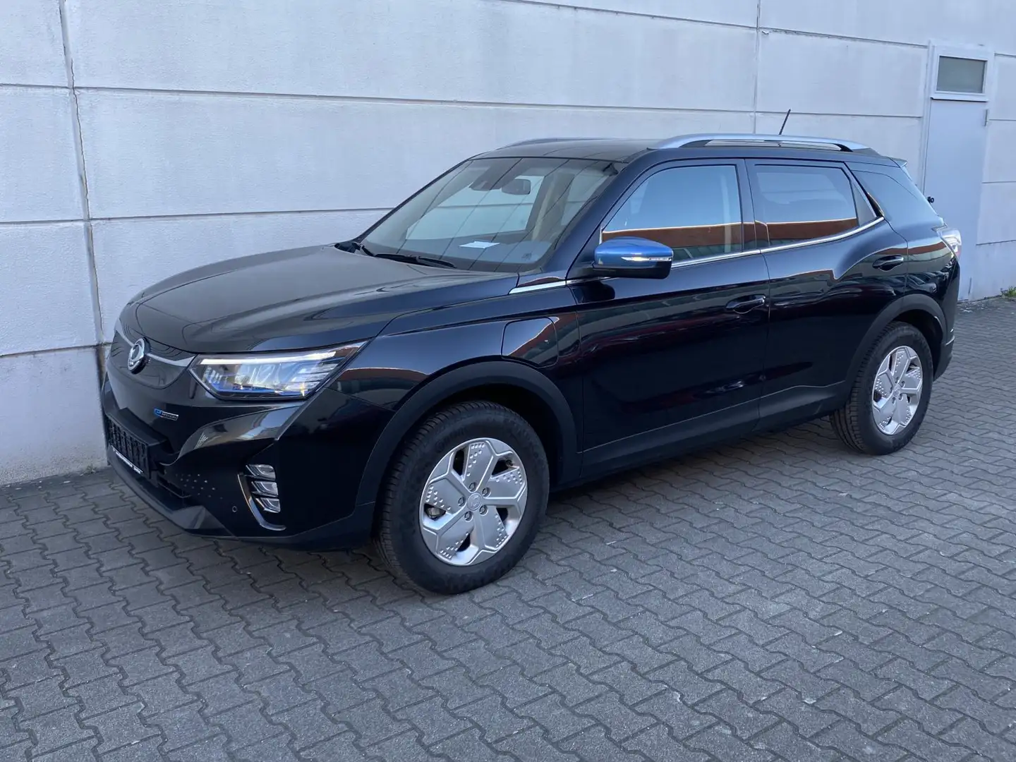 SsangYong Korando E-Motion Titanium WärmeP ACC RKam SLüf Shz Leder L Schwarz - 2