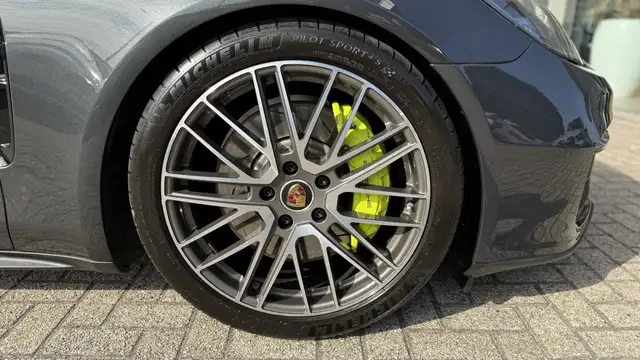 Porsche Panamera view 8