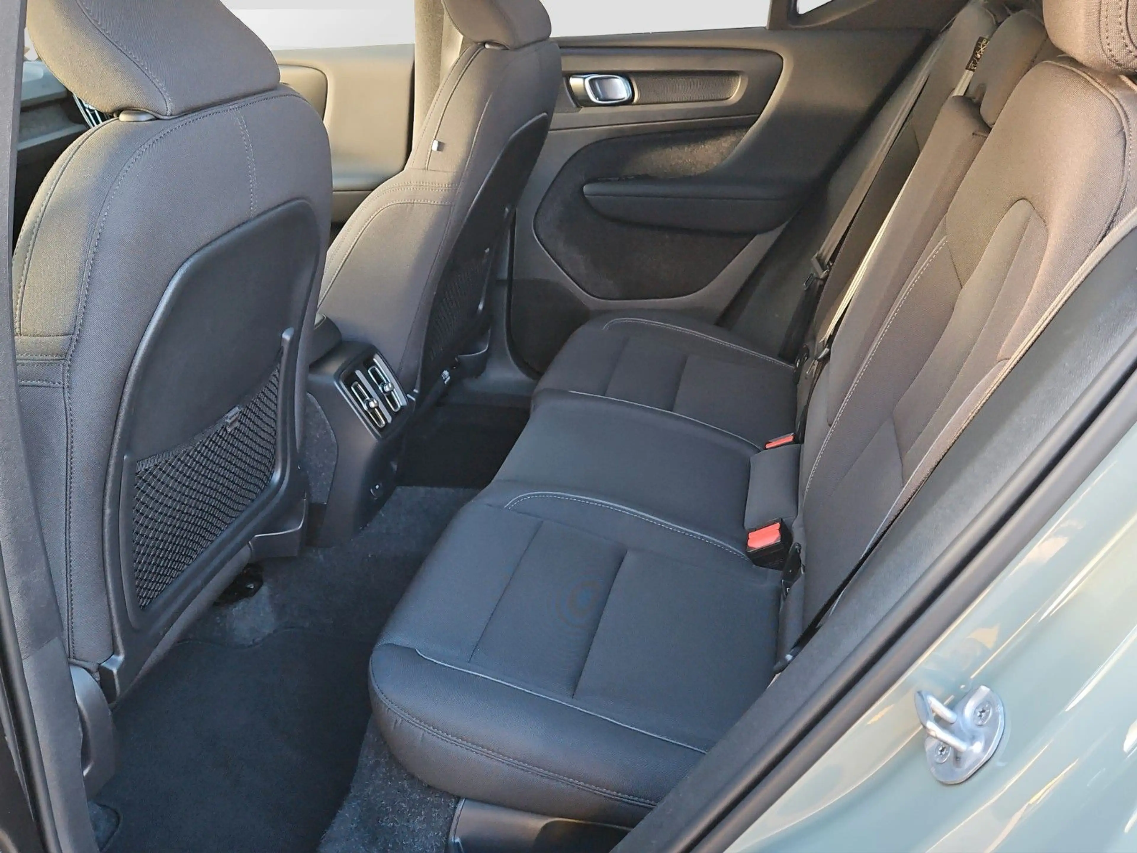 Volvo XC40 Single Extended Range 82 kWh Ultimate/PANO — photo 9