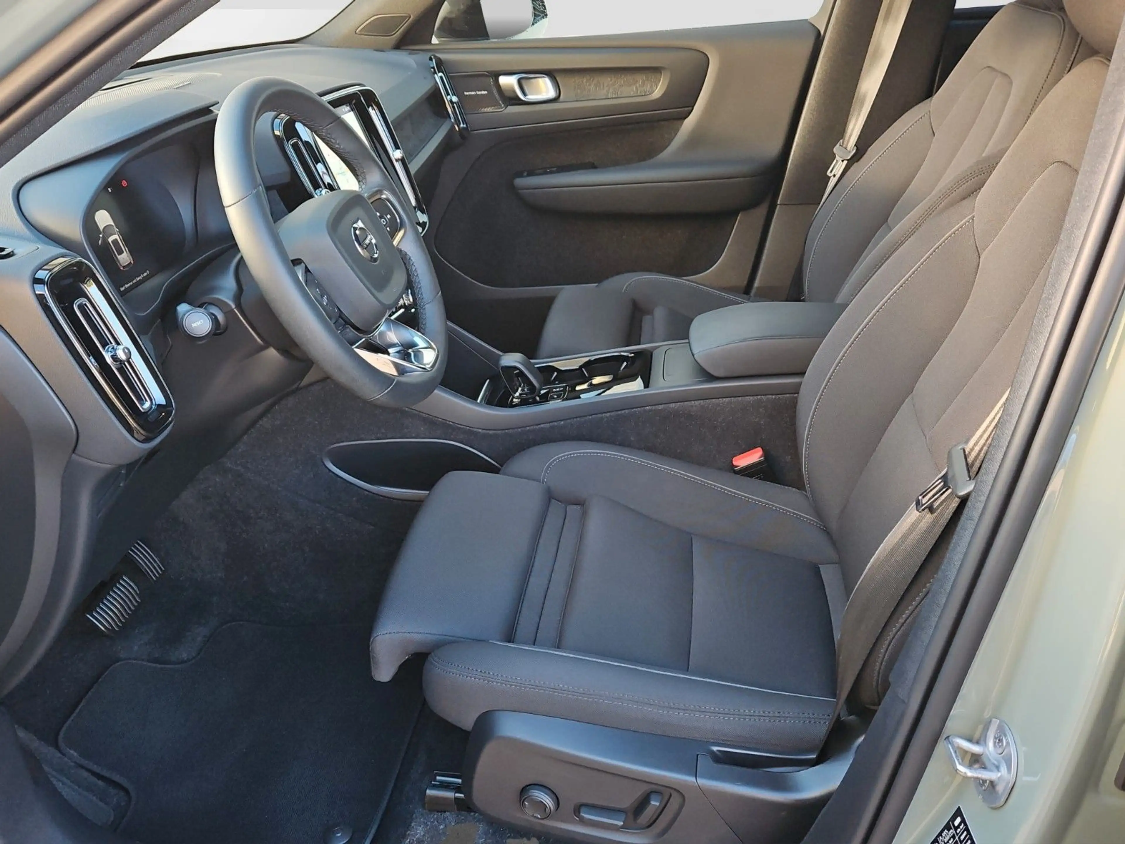 Volvo XC40 Single Extended Range 82 kWh Ultimate/PANO — photo 8