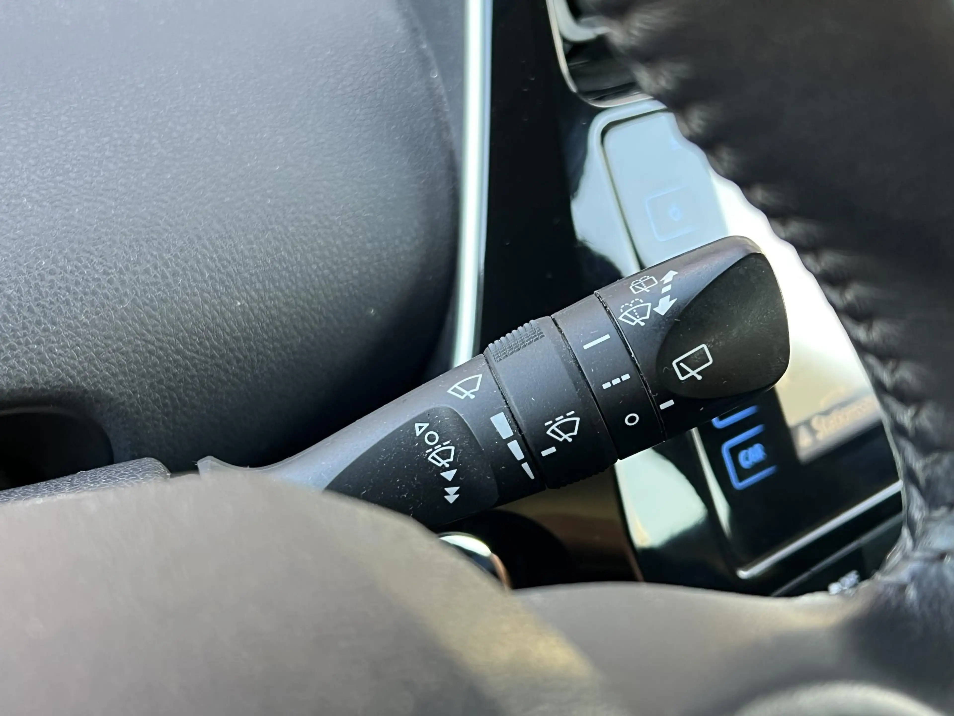 Toyota Prius 1.8 Dynamic | Trekhaak, Head up display, Parkeerca — photo 27