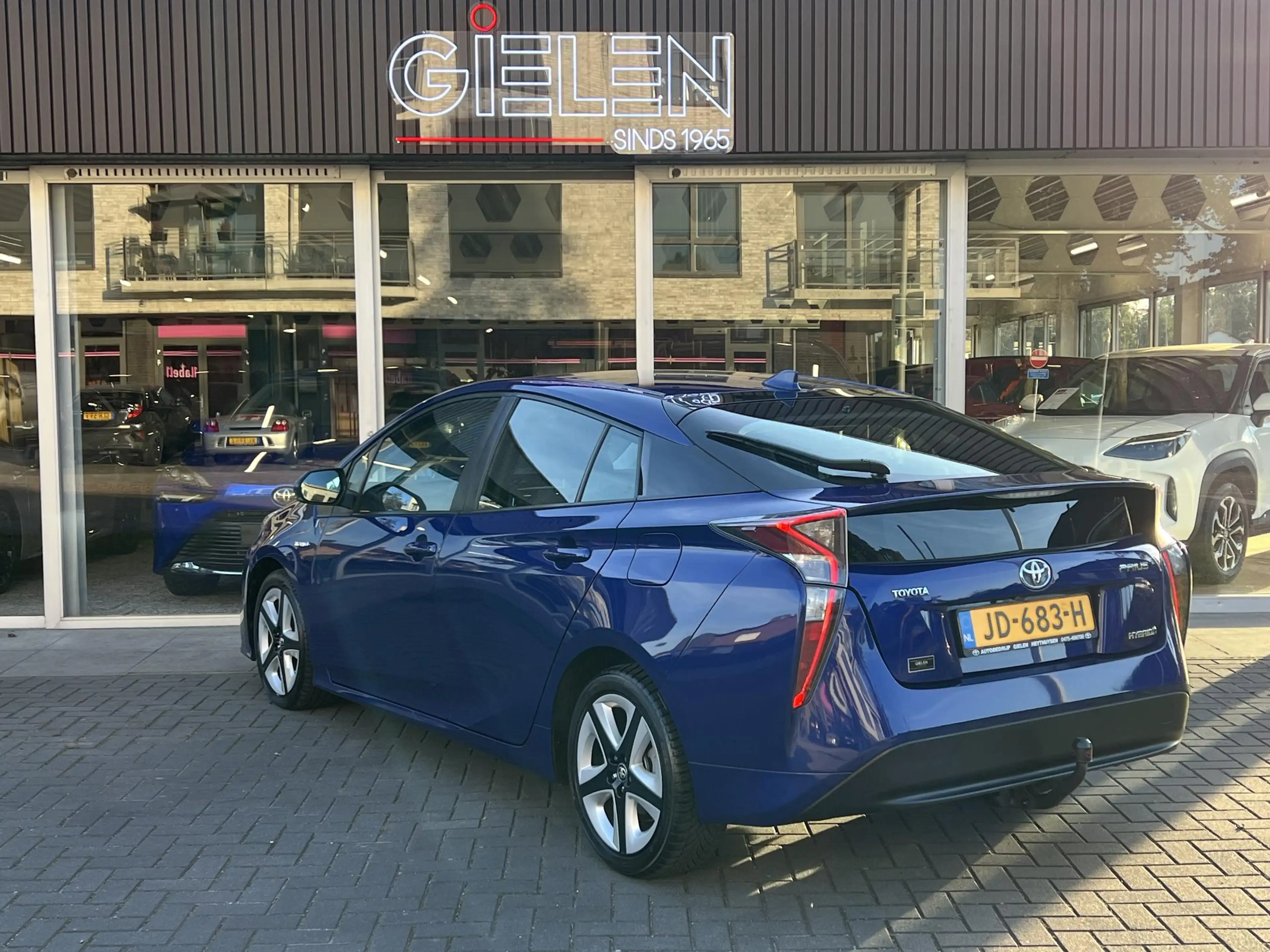 Toyota Prius 1.8 Dynamic | Trekhaak, Head up display, Parkeerca — photo 16
