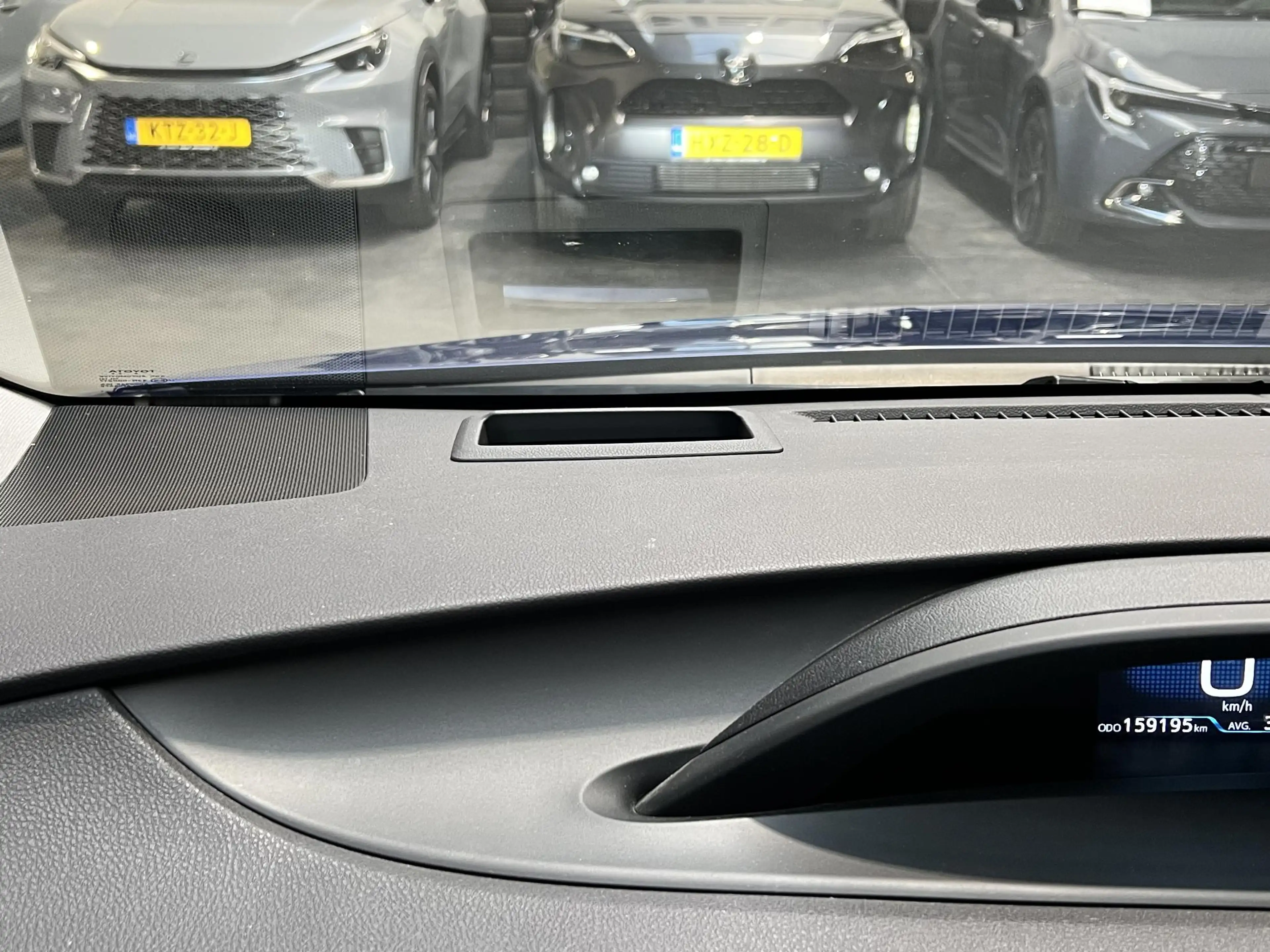 Toyota Prius 1.8 Dynamic | Trekhaak, Head up display, Parkeerca — photo 36