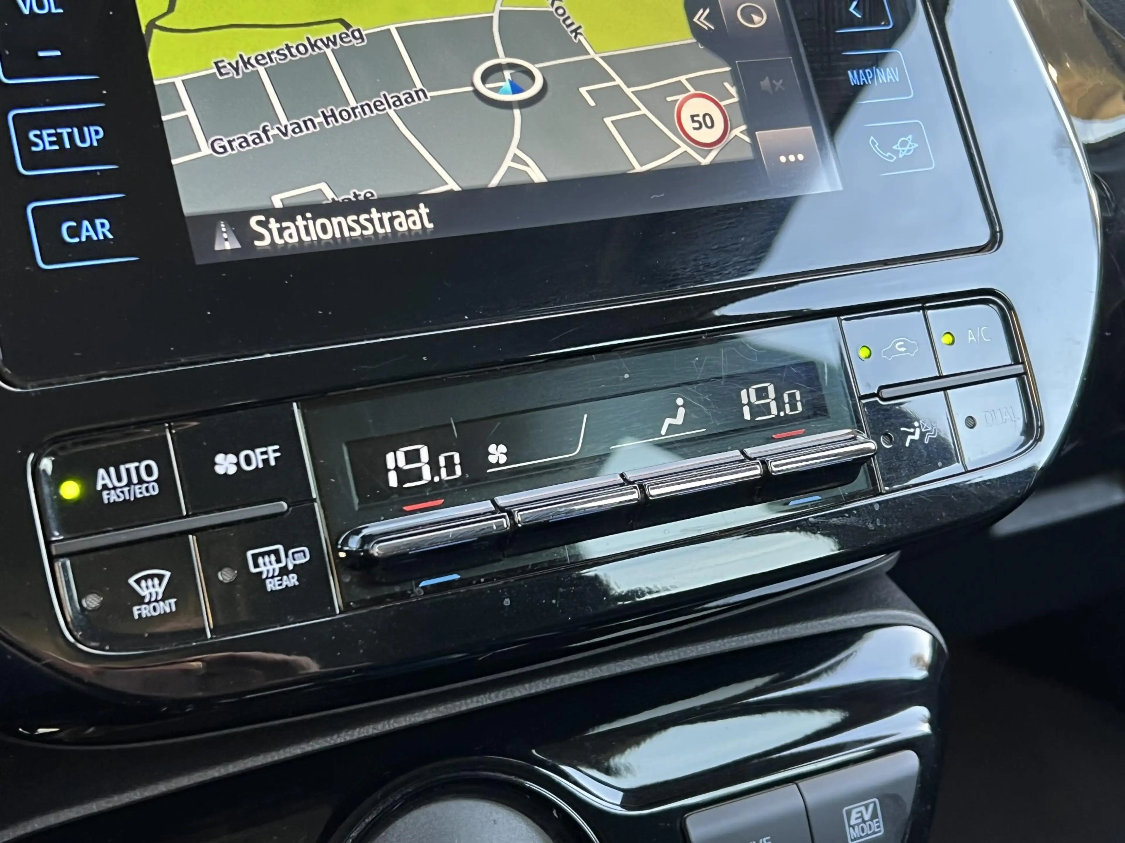 Toyota Prius 1.8 Dynamic | Trekhaak, Head up display, Parkeerca — photo 35