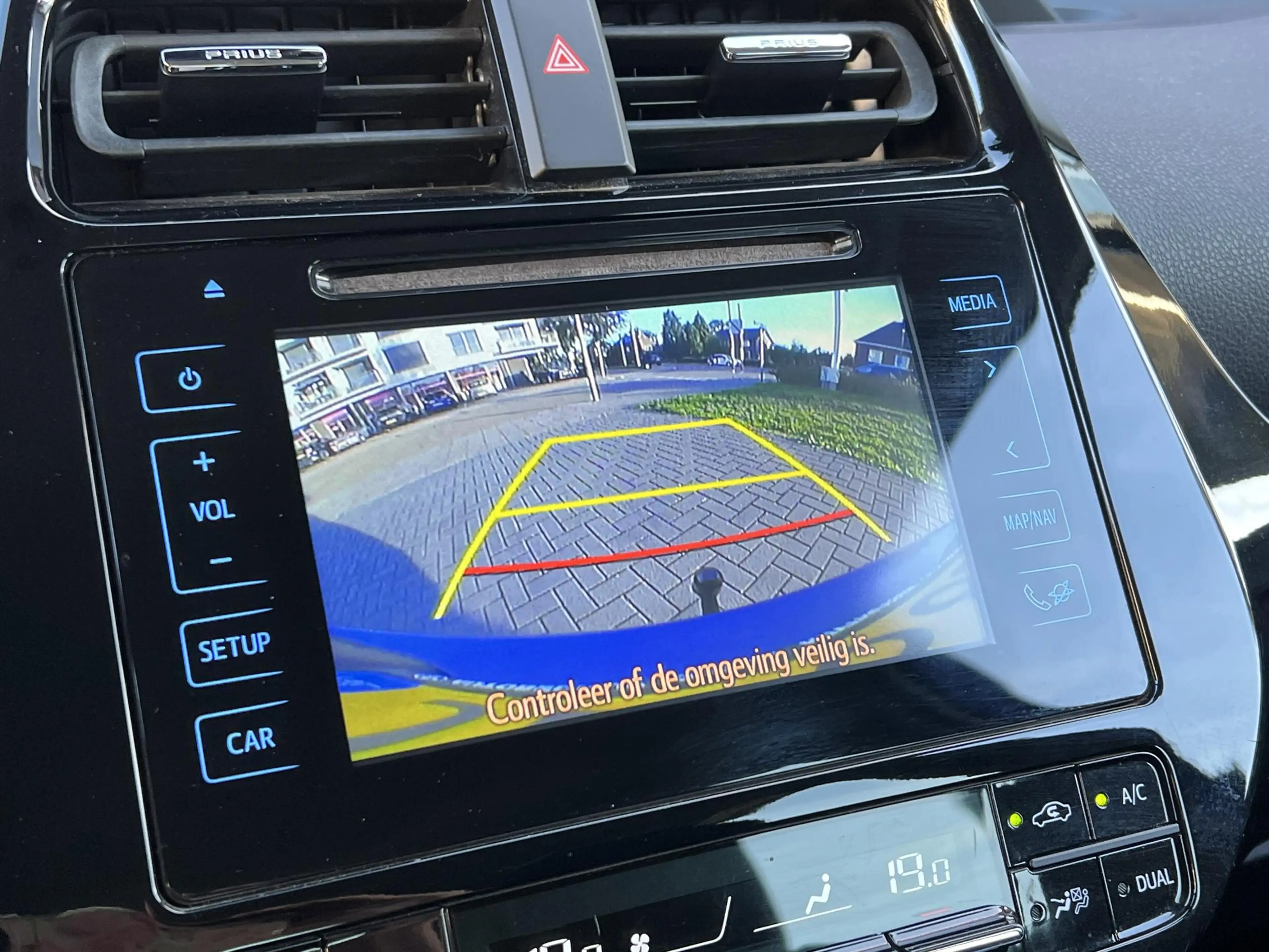 Toyota Prius 1.8 Dynamic | Trekhaak, Head up display, Parkeerca — photo 33