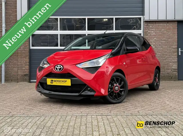 Toyota Aygo 1.0 VVT-i x-play Bi-tone Carplay Camera Lichtmetaa
