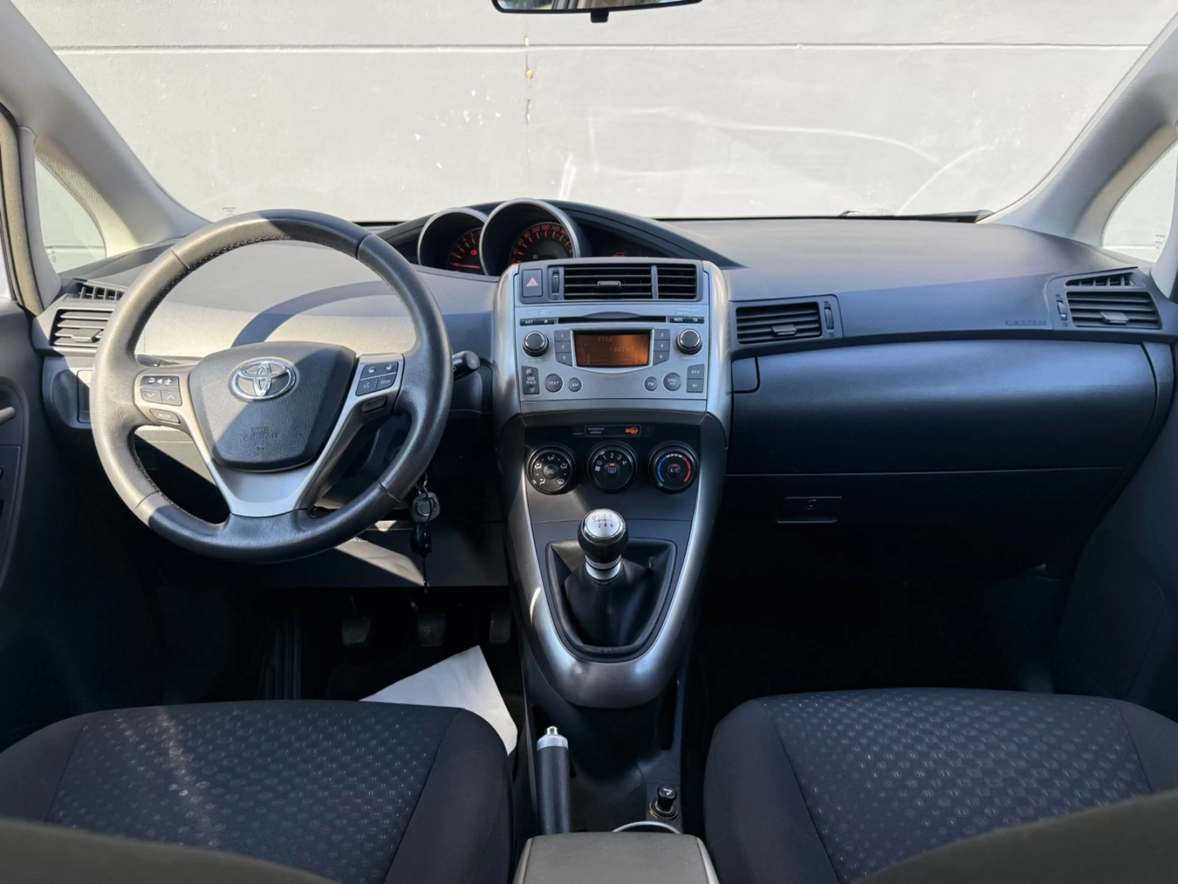 Toyota Verso 1.6 Life 132PS 7-Sitzer Klima AHK 2.Hand — photo 13