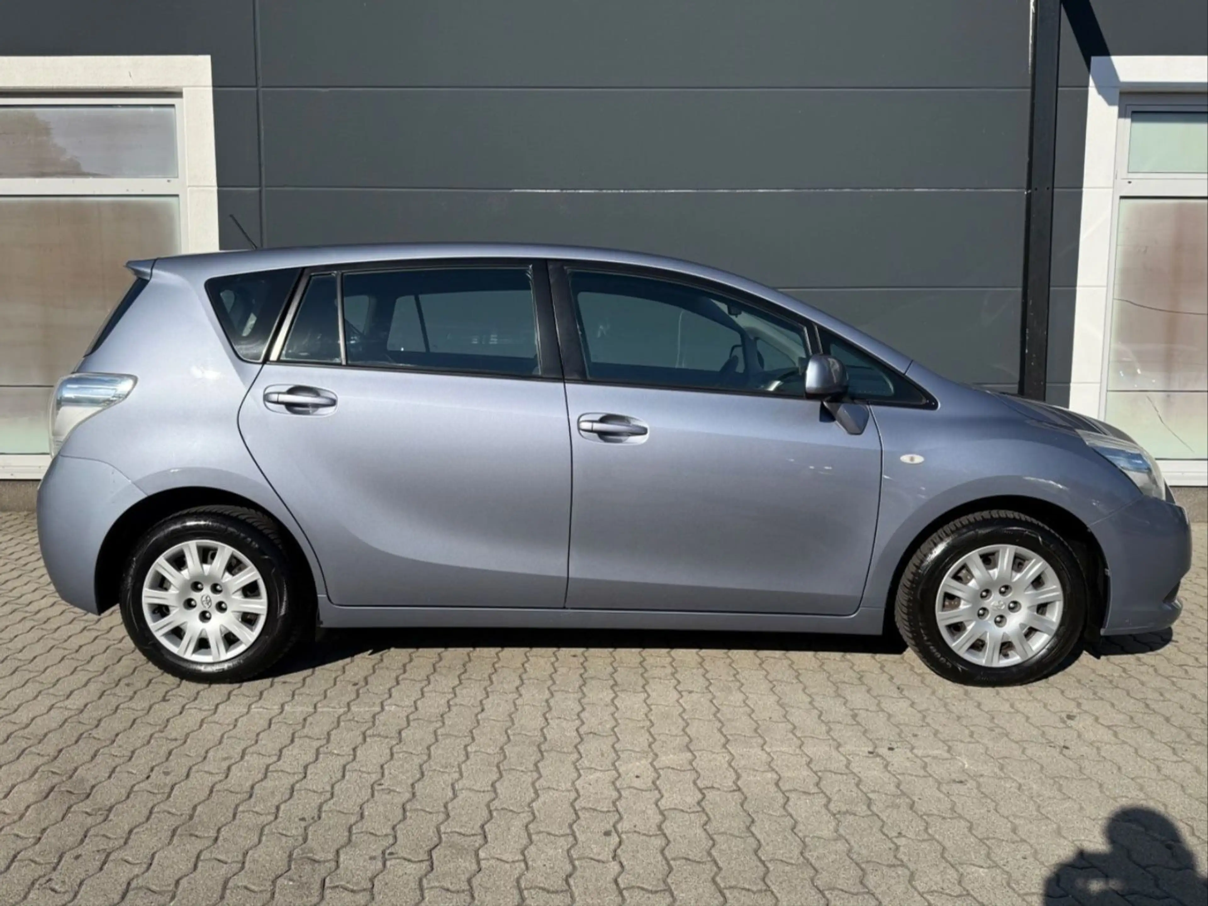 Toyota Verso 1.6 Life 132PS 7-Sitzer Klima AHK 2.Hand — photo 8