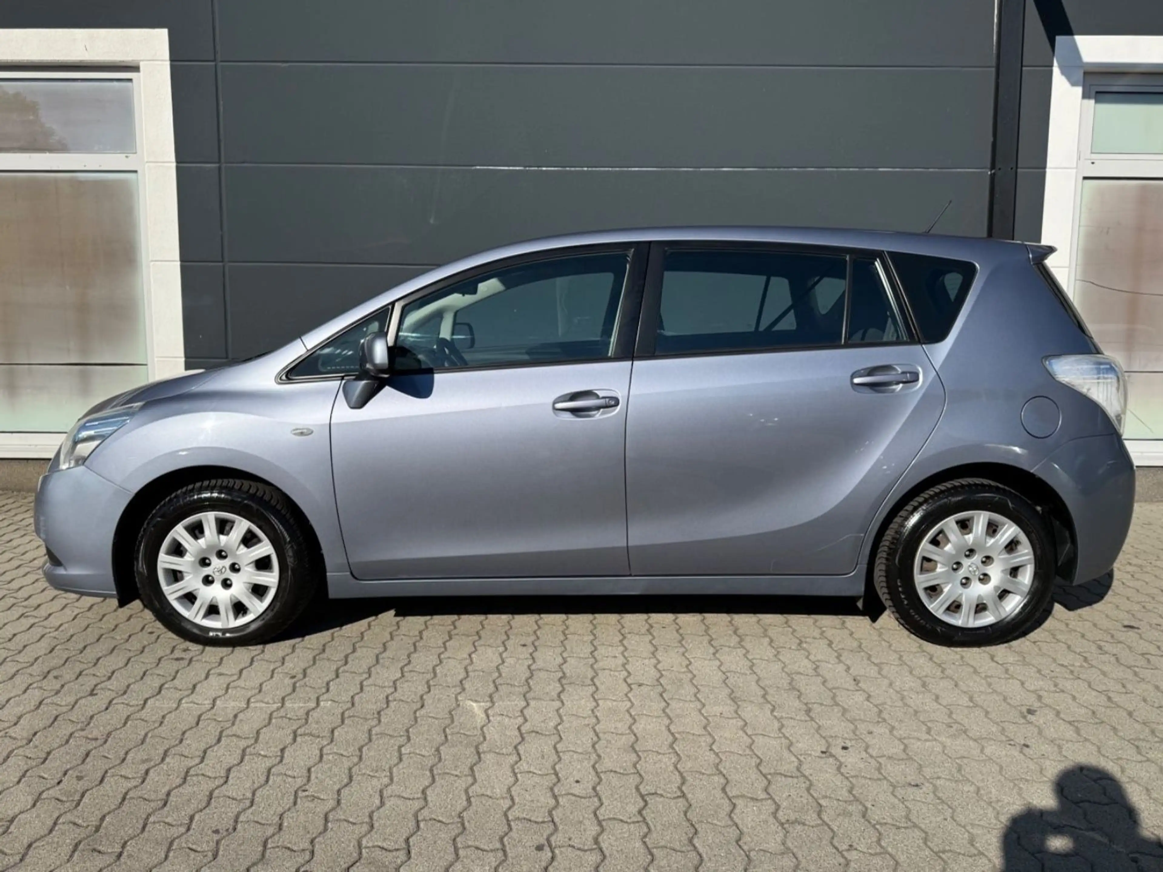 Toyota Verso 1.6 Life 132PS 7-Sitzer Klima AHK 2.Hand — photo 4