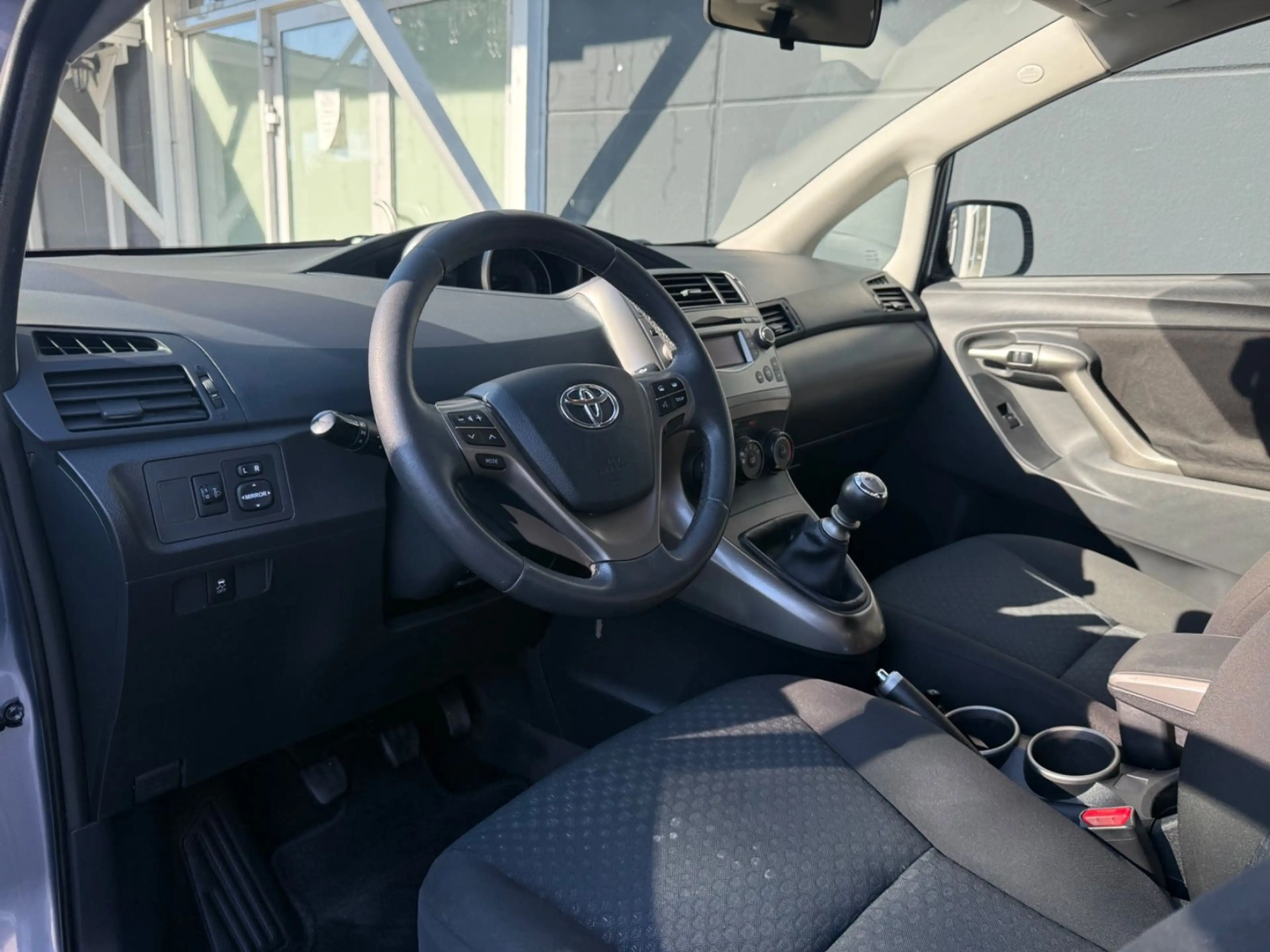 Toyota Verso 1.6 Life 132PS 7-Sitzer Klima AHK 2.Hand — photo 9