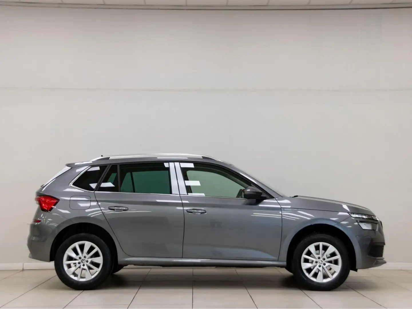 Skoda Kamiq 1.0 TSI Ambition 81kW DSG Gris - 2