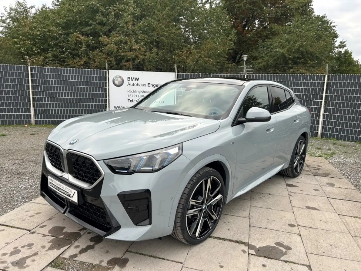 BMW X2 sDrive20d M Sport AHK PanoGD eSitze LM 21! Grau - 1