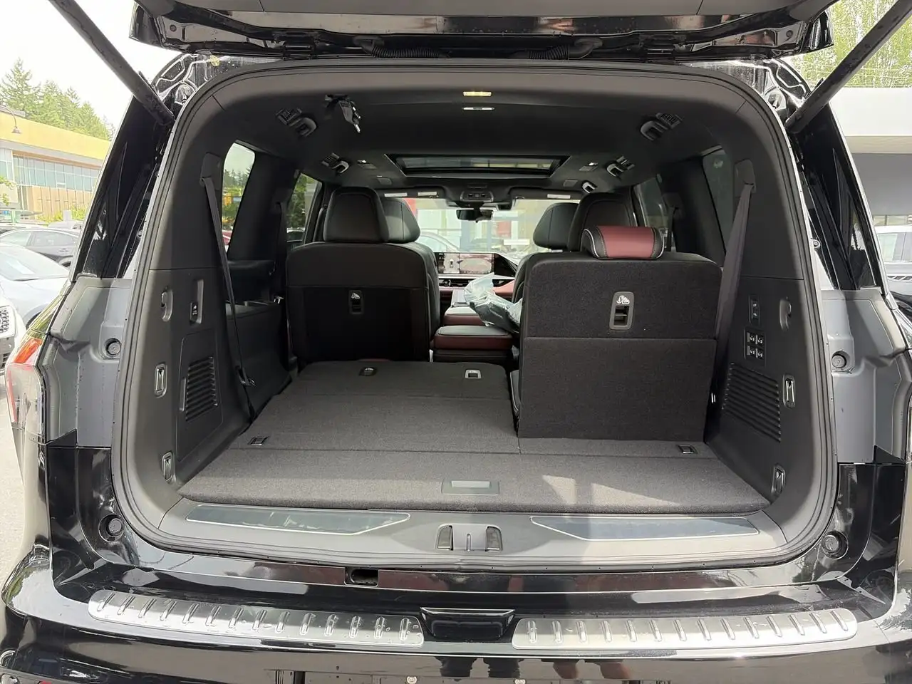 Infiniti QX80 снимка Infiniti QX80