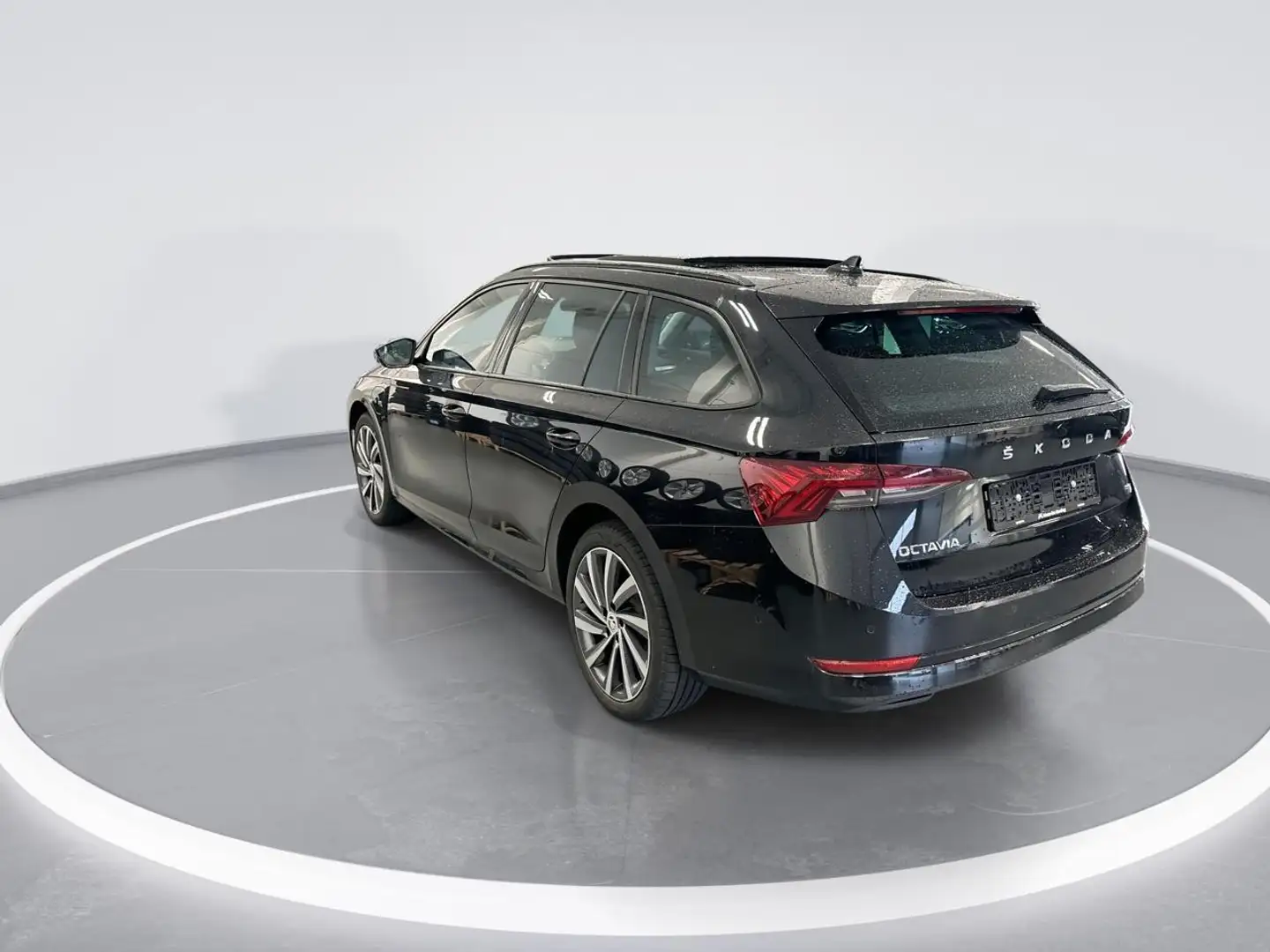 Skoda Octavia Combi 1.4 Tsi 204pk DSG iV PHEV Business Edition · Zwart - 2