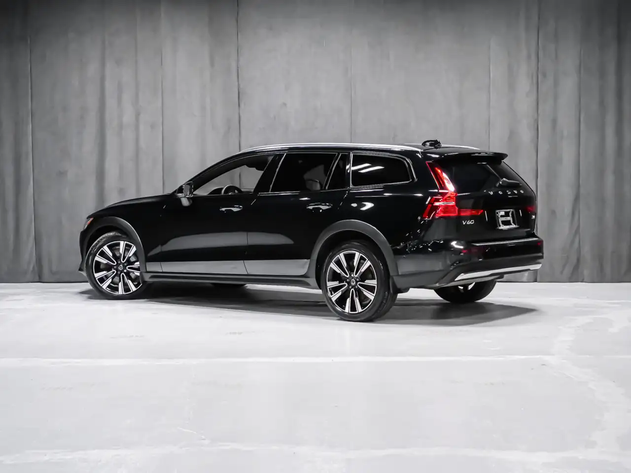 Volvo V60 Cross Country снимка Volvo V60 Cross Country