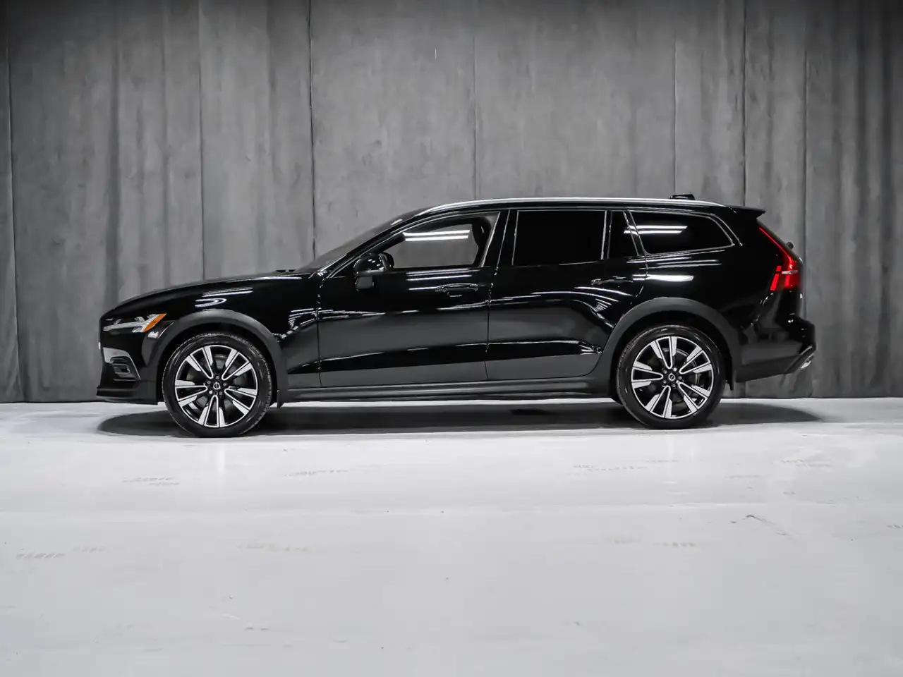 Volvo V60 Cross Country снимка Volvo V60 Cross Country