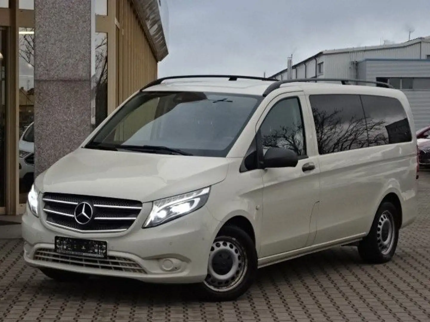 Mercedes-Benz Vito Tourer 119 CDI Edition lang AHK LED Navi Grau - 2