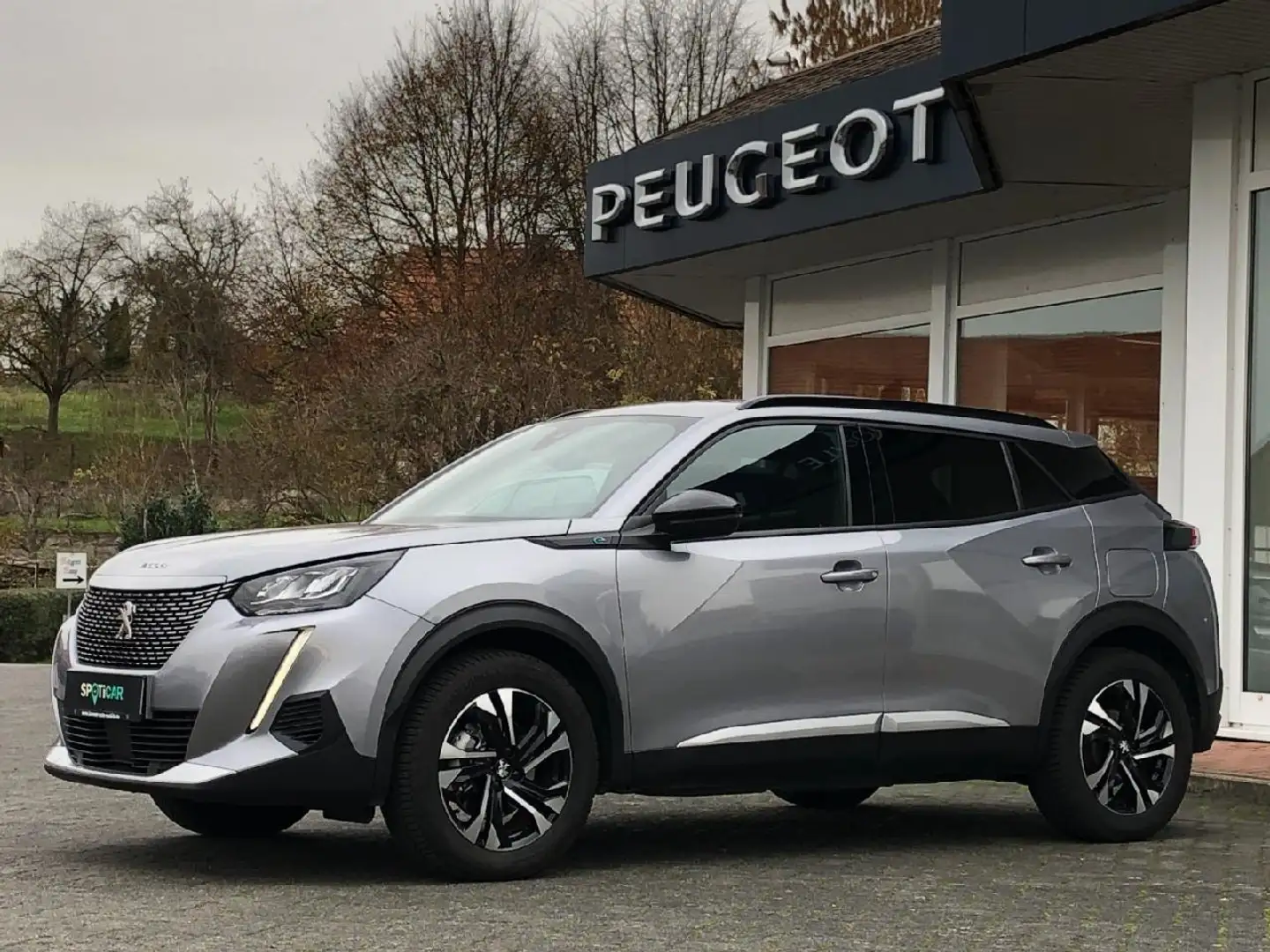 Peugeot e-2008 e- Allure Pack Grau - 1