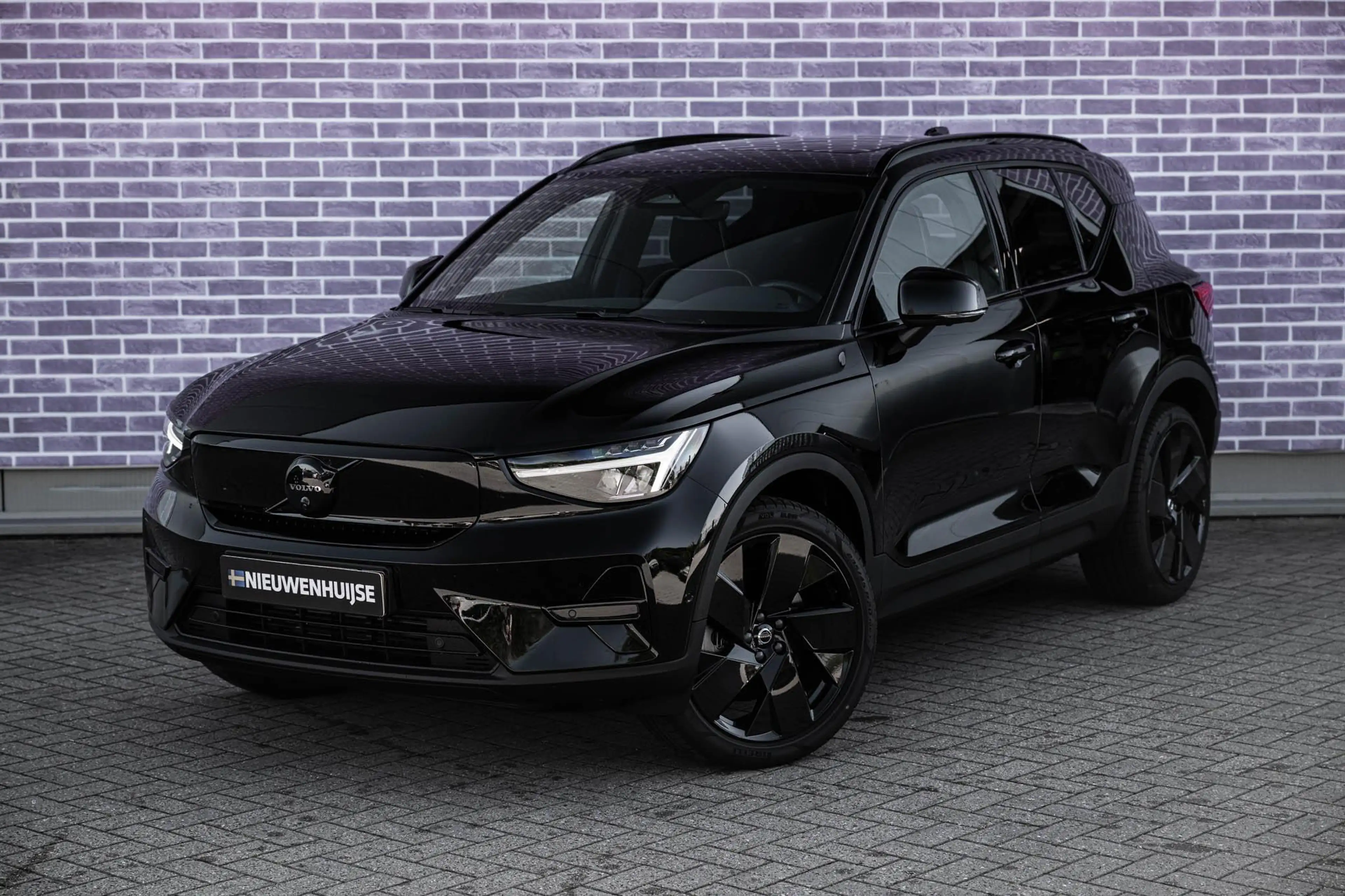 Volvo EX40 Single Motor Extended Range Ultra Black Edition 82 — photo 15