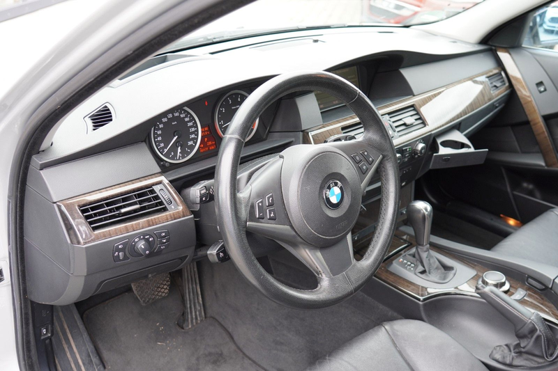 BMW 550 i Touring — photo 13