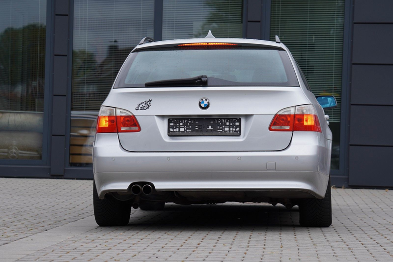 BMW 550 i Touring — photo 8