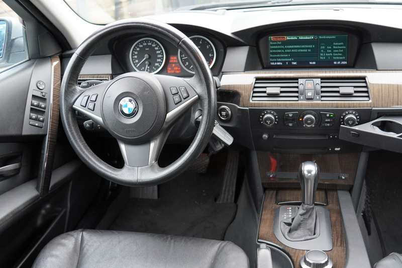 BMW 550 i Touring — photo 11