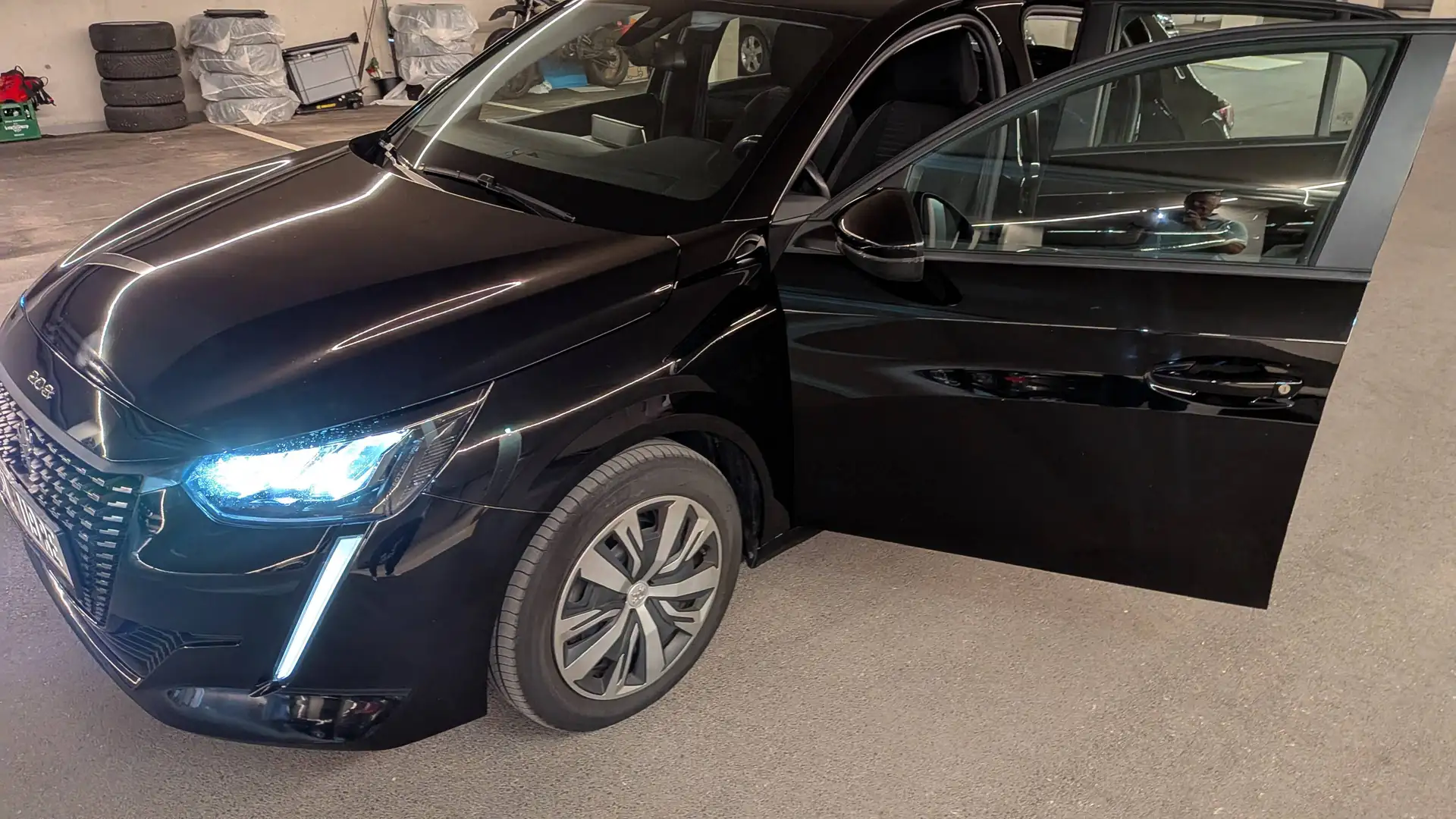 Peugeot 208 208 Active PureTech 100 S Schwarz - 2