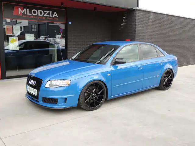Audi A4 view 4