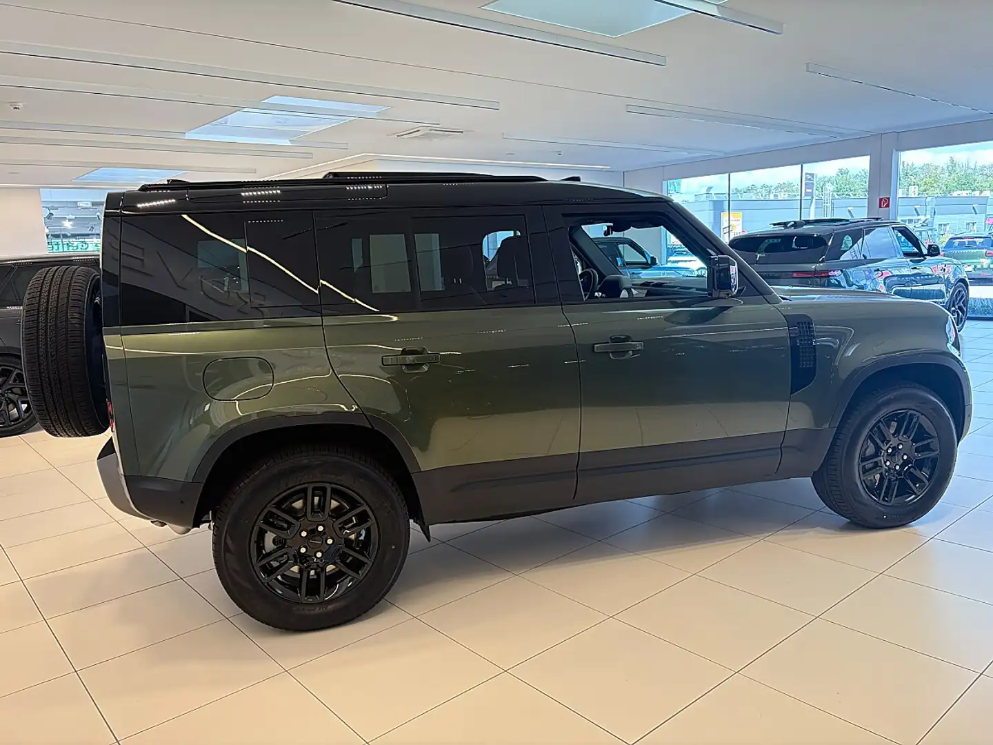 Land Rover Defender 110 P300e AWD S Aut. Grün - 2