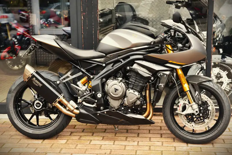Triumph Speed Triple 1200 RR - foto 2