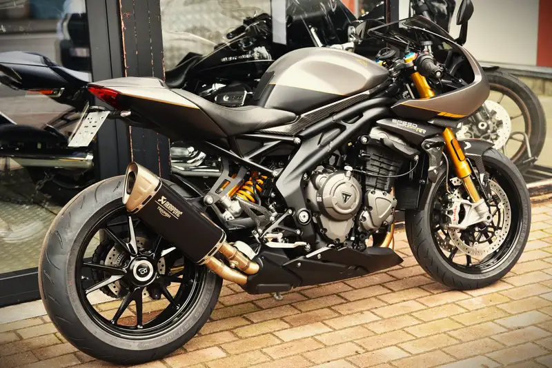 Triumph Speed Triple 1200 RR - foto 3