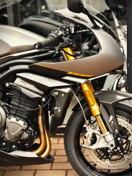 Triumph Speed Triple 1200 RR - foto 4