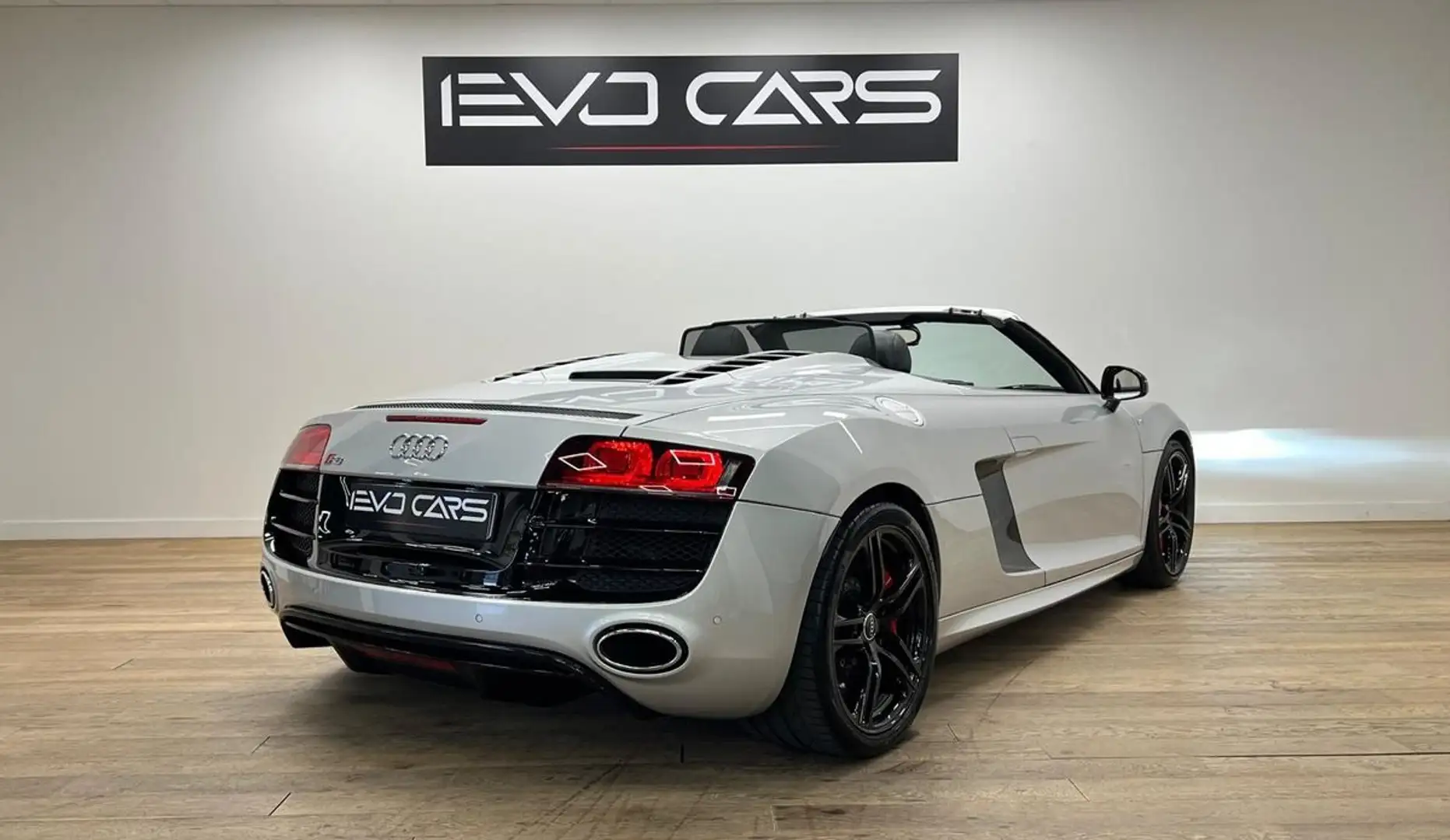 Audi R8 V10 Spyder 5.2 FSI 525 ch Quattro R-Tronic 6 / Freins céramique / BO / Ligne Capristo Gris - 2