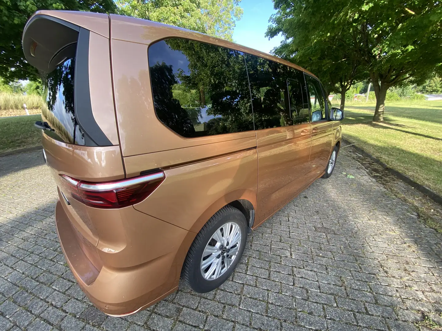 Volkswagen T7 Multivan Basis Bronze - 2