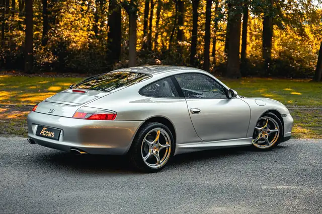 Porsche 911 view 3