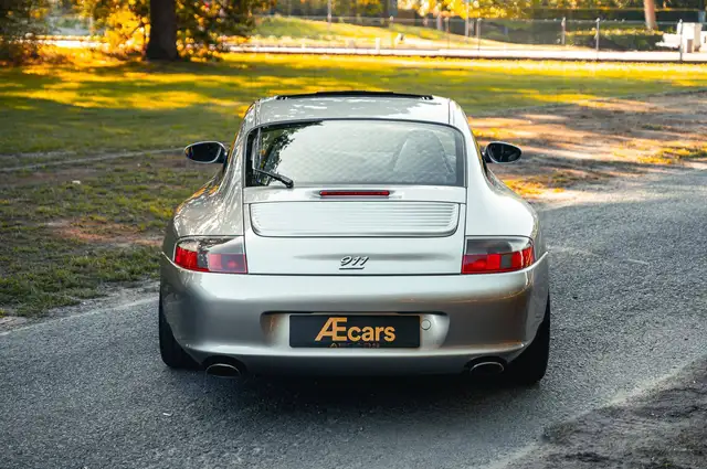 Porsche 911 view 6