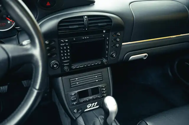 Porsche 911 view 11