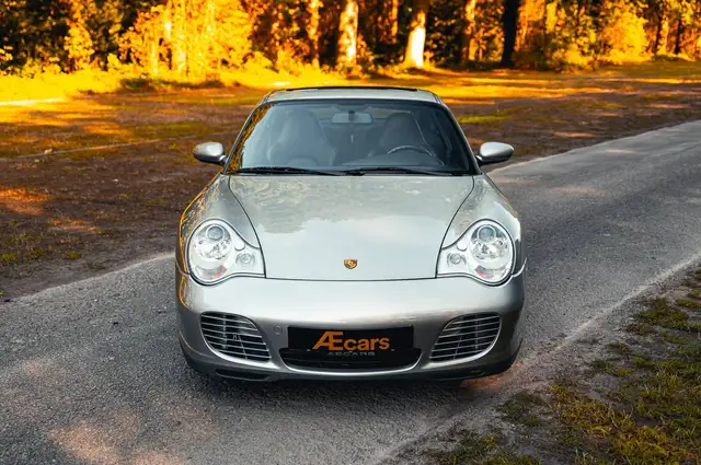 Porsche 911 view 5