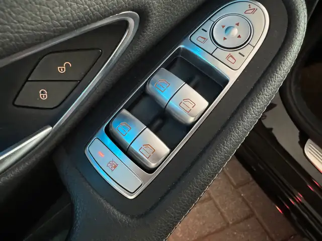 Mercedes-Benz C-Class view 26