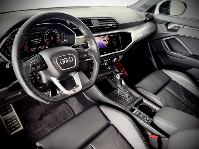Audi Q3 view 13