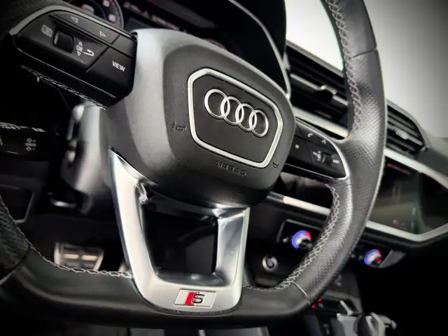 Audi Q3 view 14