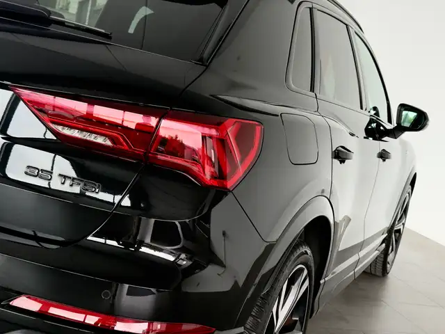 Audi Q3 view 10